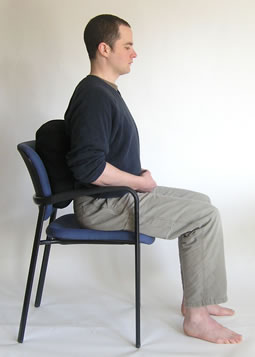 man mediteert op een stoel